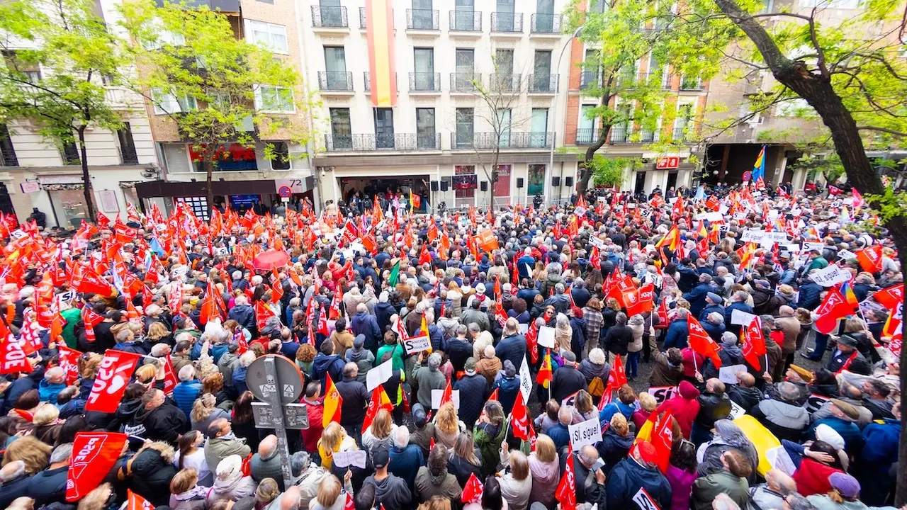 Concentración en apoyo del presidente del Gobierno, Pedro Sánchez, este sábado frente a la sede del PSOE donde se ha celebrado el Comité Federal