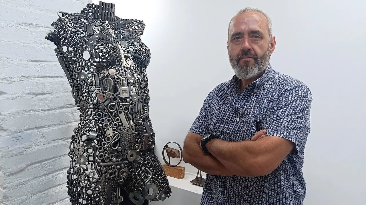 El escultor ciudadrealeño Manuel Sánchez Galán, cuya obra está realizada con materiales de reciclaje, acaba de presentar en una galería de Madrid su último trabajo expositivo. En la imagen, una de las obras de Manuel Sánchez- EFE/Beldad