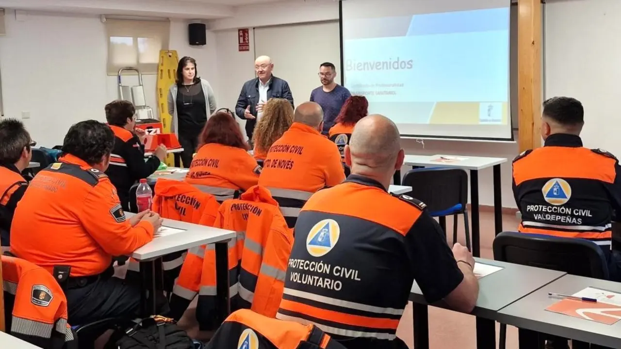 Voluntarios de Protección Civil se forman en inmovilización y traslado de pacientes