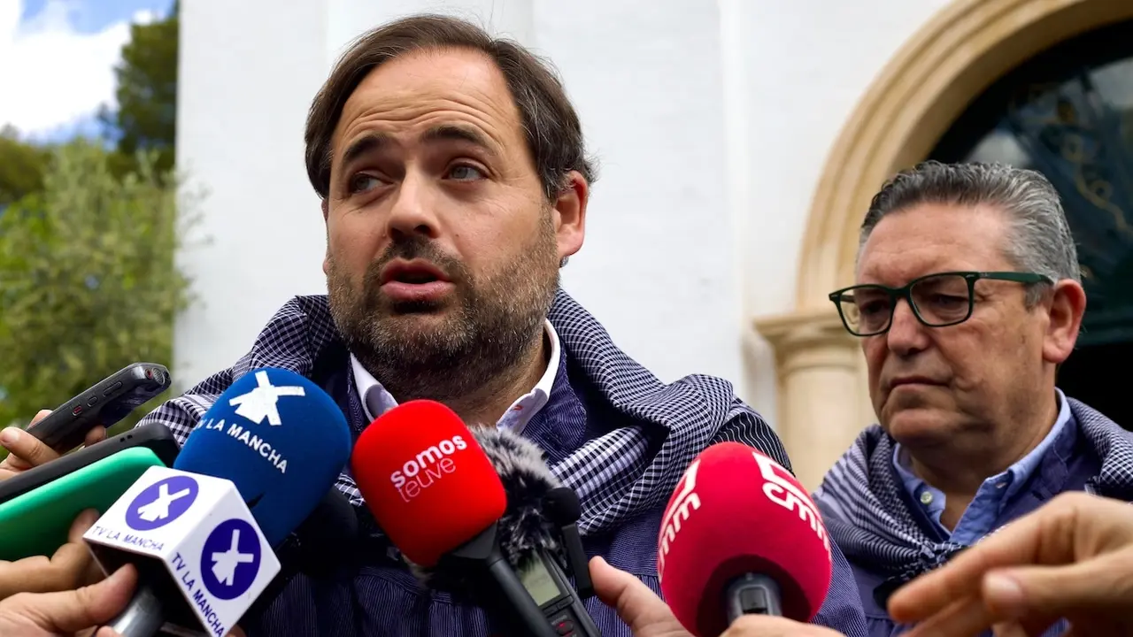 El presidente del PP de Castilla-La Mancha, Paco Núñez, atendiendo a los medios de comunicación este domingo en Tomelloso (Ciudad Real)