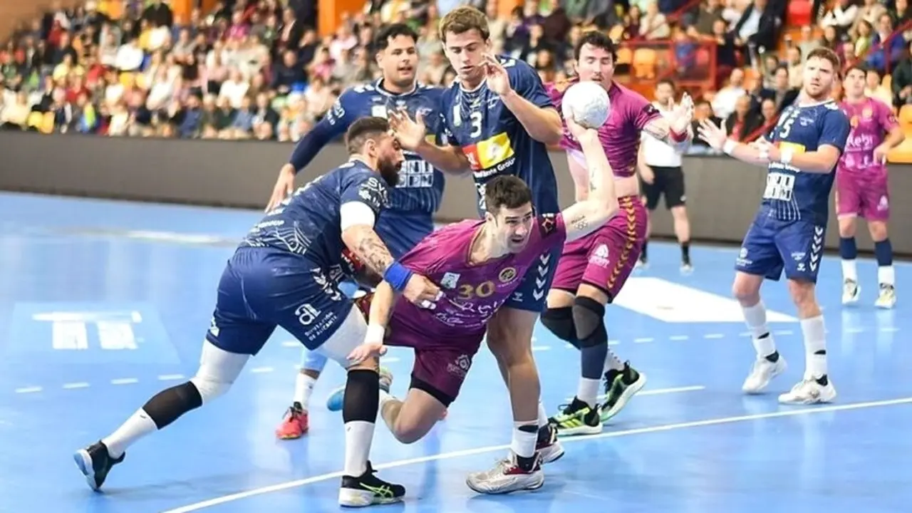 REBI Cuenca y TM Benidorm se reparten los puntos en un intenso partido (24-24) - Fotografía: J.A. Lillo