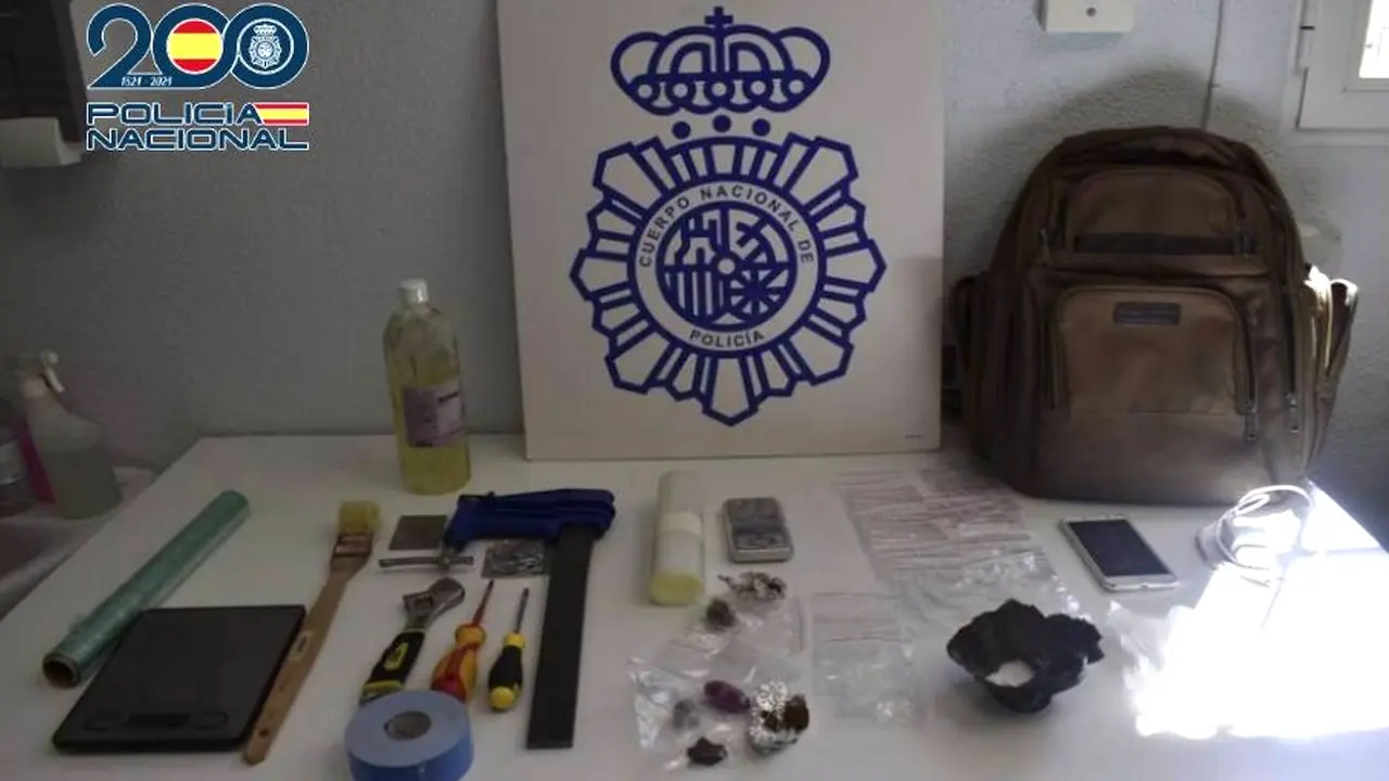 Detenido por traficar con drogas cuando era desahuciado del piso que ocupaba