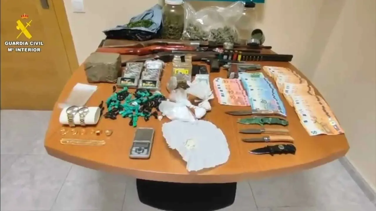 Dos detenidos por elaborar y traficar con drogas, tenencia de armas y un robo con fuerza