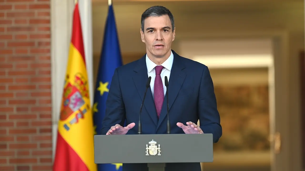 El presidente del Gobierno, Pedro Sánchez, durante la declaración institucional que ha ofrecido este lunes en Moncloa
