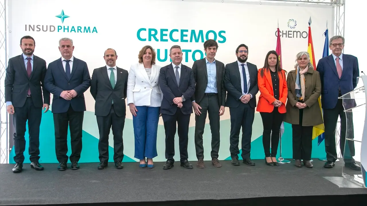 El presidente de Castilla-La Mancha, Emiliano García-Page, ha visitado la planta de producción de Laboratorios Liconsa, ubicada en el polígono industrial Miralcampo de Azuqueca de Henares (Guadalajara)
