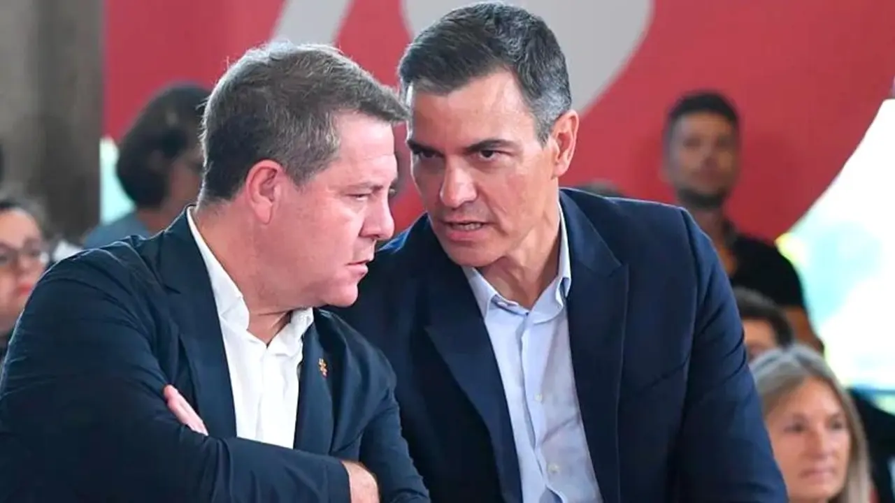 El presidente de Castilla-La Mancha, Emiliano García-Page, y el del Gobierno, Pedro Sánchez, en una imagen de archivo durante un acto del PSOE
