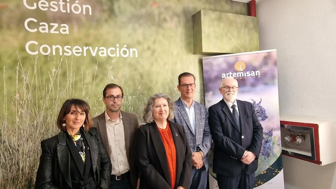 La consejera de Desarrollo Sostenible de Castilla-La Mancha, Mercedes Gómez, durante la visita a la Fundación Artemisan y al IREC