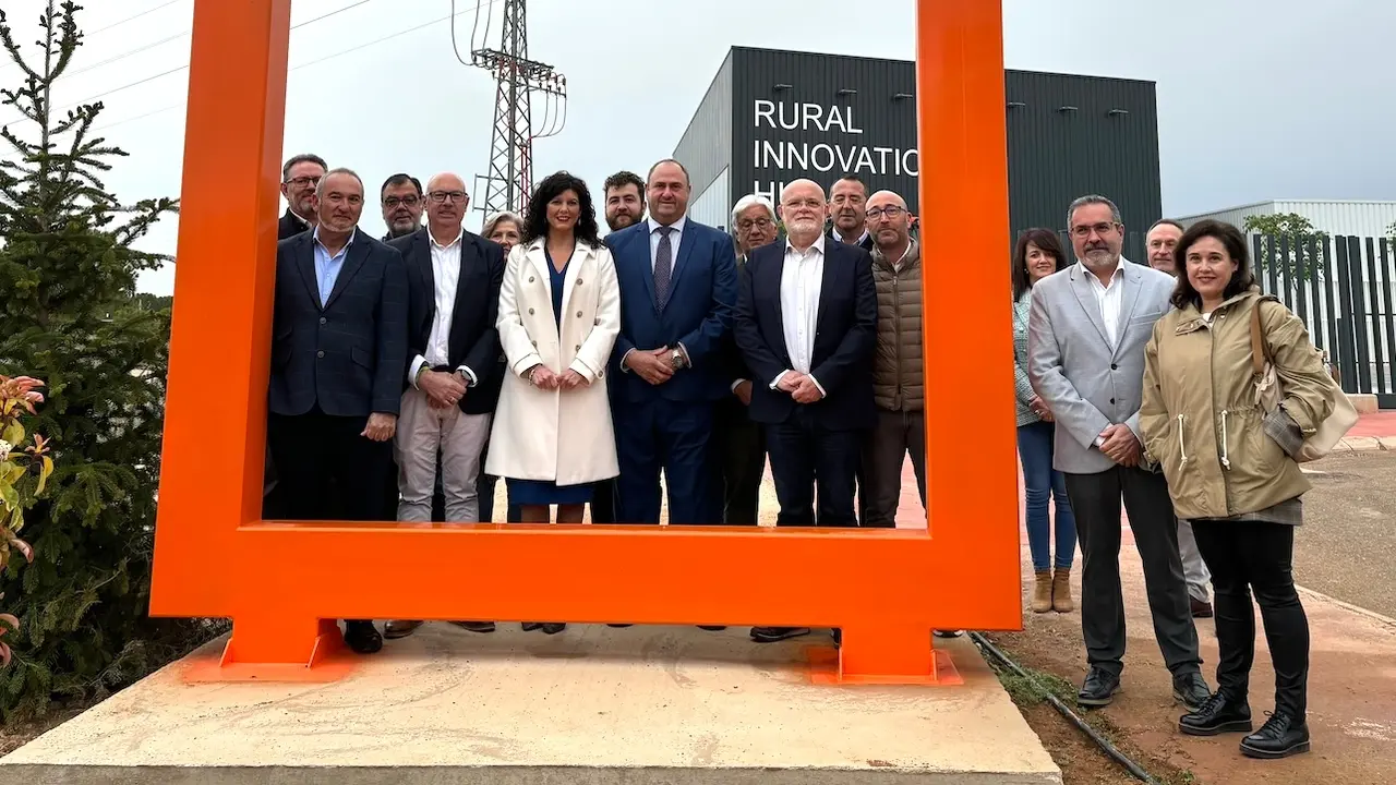 El consejero de Agricultura, Ganadería y Desarrollo Rural, Julián Martínez Lizán, visita el nuevo marco ODS del Grupo de Desarrollo Rural ‘Mancha Júcar-Centro’