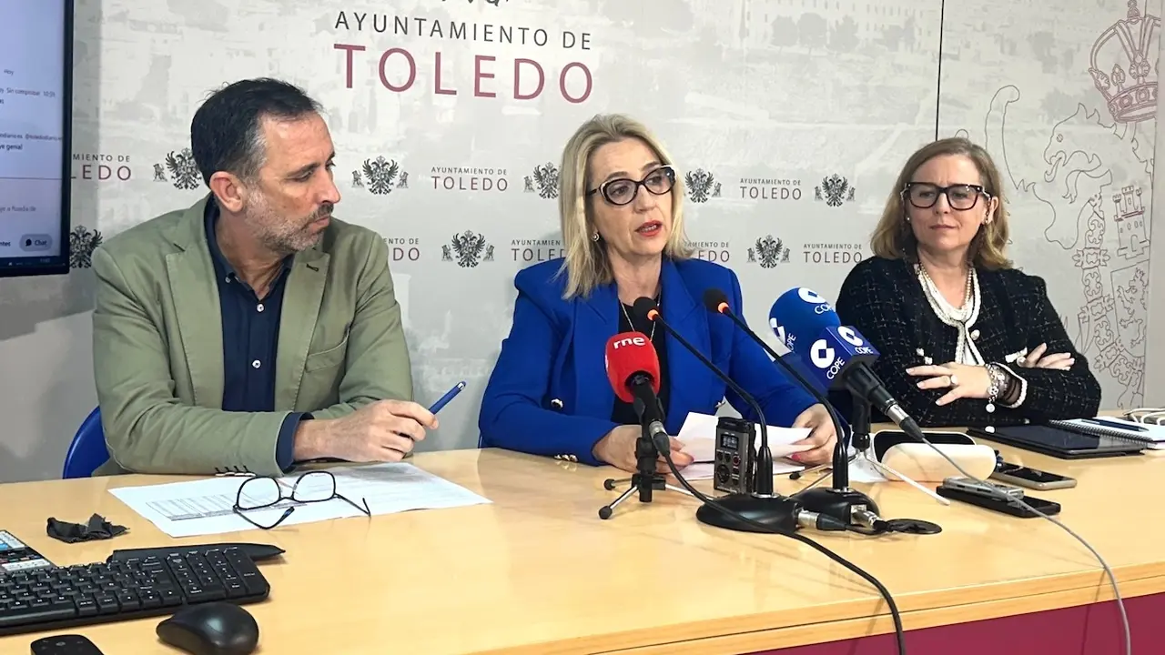 La vicealcaldesa y concejal de Seguridad Ciudadana, Inés Cañizares (c), la concejal de Obras y Servicios, Loreto Molina (d) y el concejal de Movilidad, Iñaki Jiménez (i)