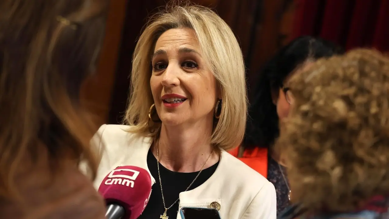 La vicealcaldesa y concejala de Seguridad Ciudadana y Protección Civil, Inés Cañizares, atendiendo a los medios de comunicación