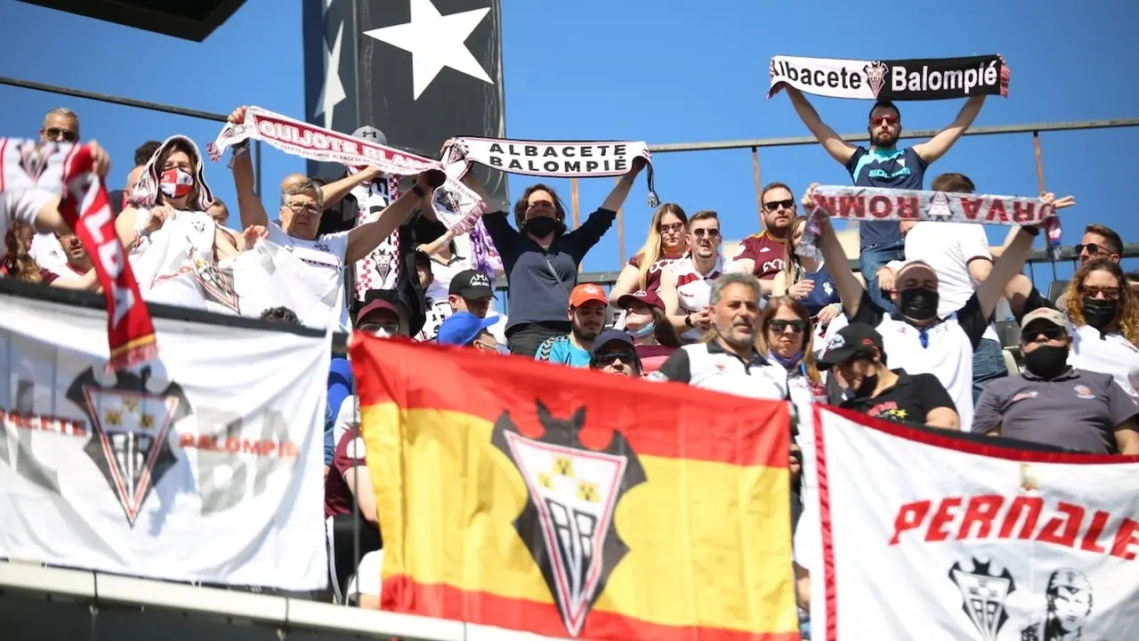 En la imagen de archivo afición del Albacete Balompié durante un encuentro del club blanco