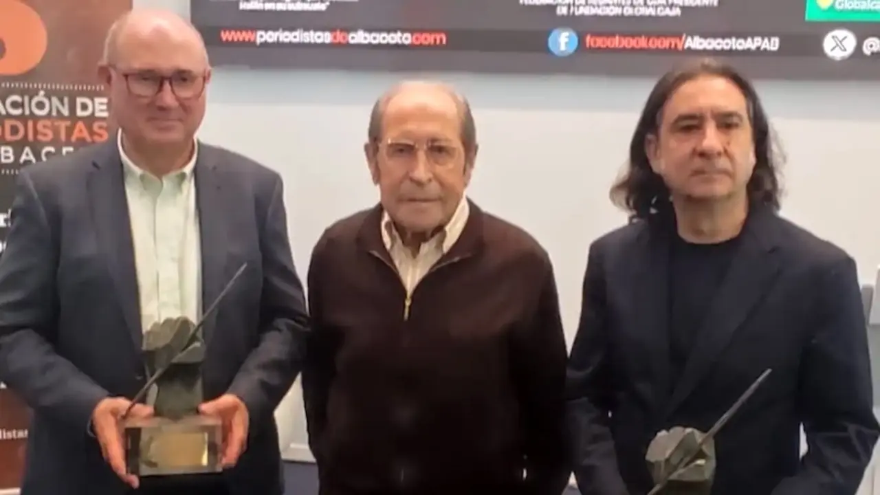 Muere a los 89 años de edad el escultor Agustín Lozano (centro), muy querido en Albacete