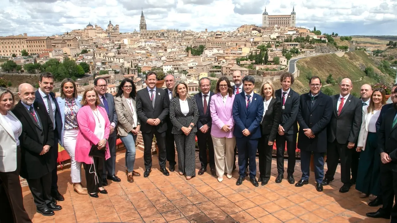 En la imagen autoridades locales y regionales este miércoles en la tradicional romería de la Virgen del Valle de Toledo que se celebra cada Primero de Mayo