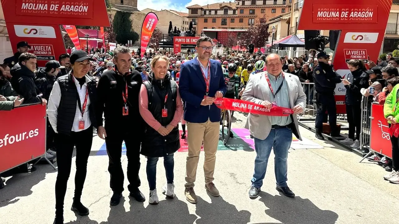 El consejero de Educación, Cultura y Deportes, Amador Pastor, ha asistido a la salida de etapa de La Vuelta femenina desde Molina de Aragón (Guadalajara) donde ha partido el pelotón hasta Zaragoza