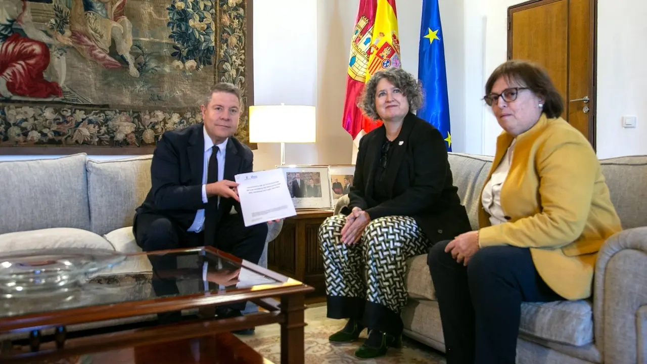 La consejera de Desarrollo Sostenible, Mercedes Gómez, se ha reunido, en el Palacio de Fuensalida de Toledo, con el presidente de Castilla-La Mancha, Emiliano García-Page, para informarle de la Consulta Pública sobre la modificación de las normas de explotación del trasvase Tajo-Segura