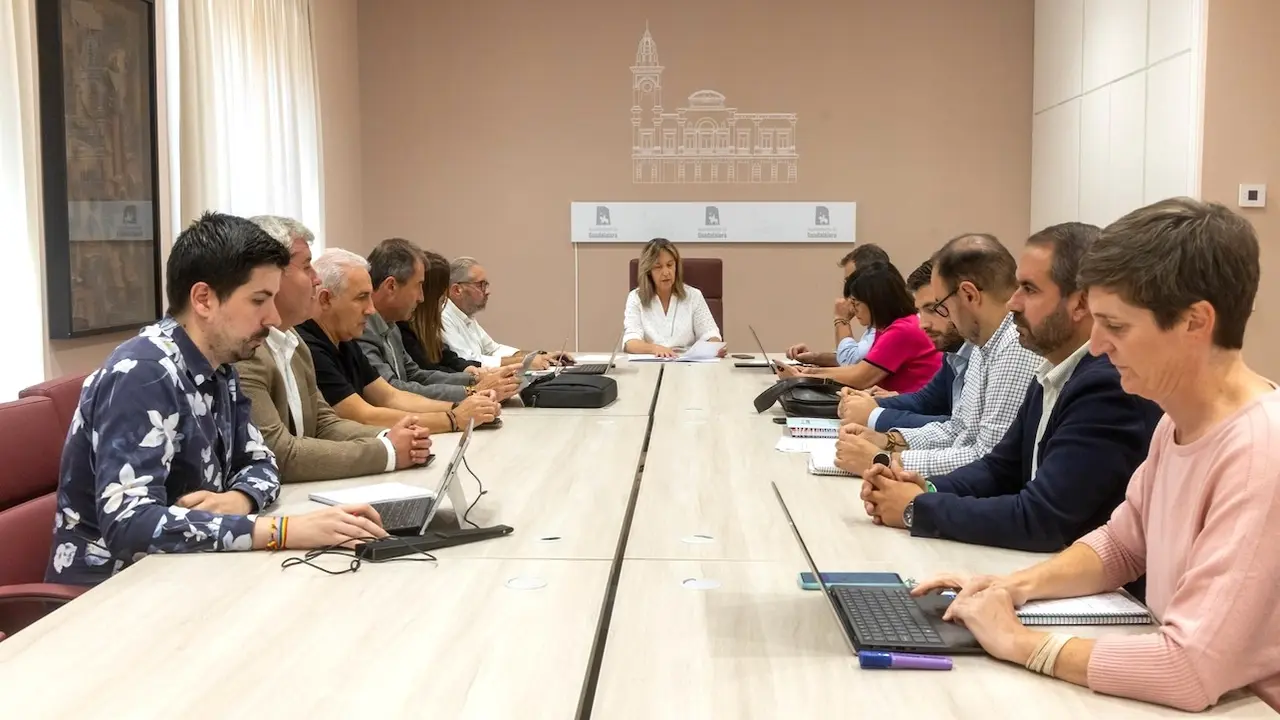 La alcaldesa de Guadalajara, Ana Guarinos, preside la reunión de la Junta de Gobierno Local