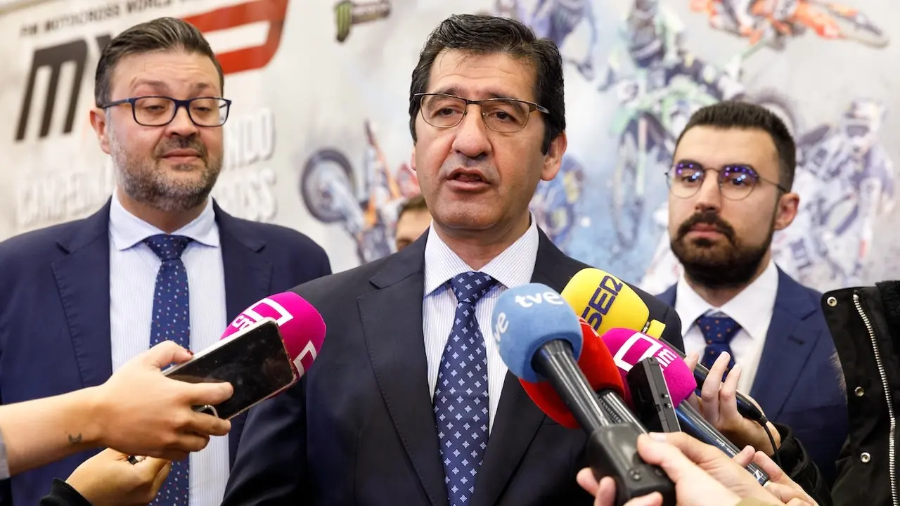 El vicepresidente segundo del Gobierno de Castilla- La Mancha, José Manuel Caballero, atendiendo a los medios de comunicación este jueves en Toledo