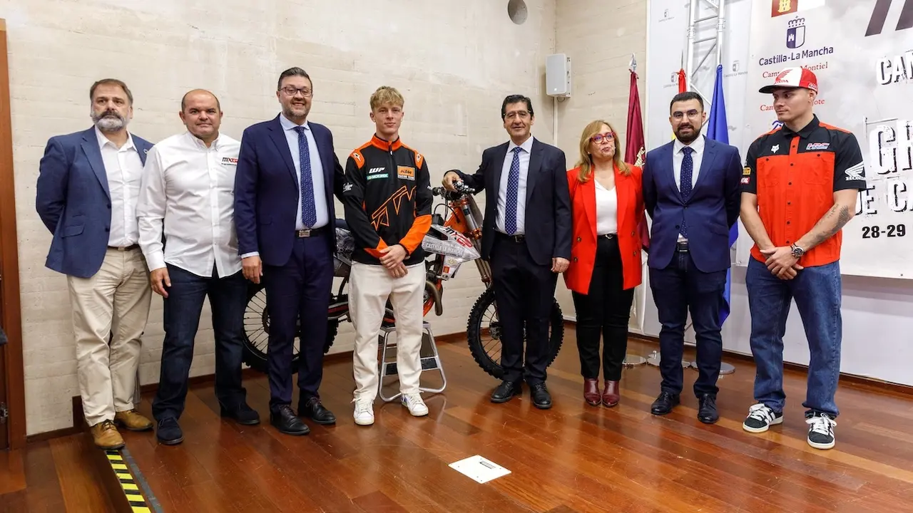 La sede de la Consejería de Educación, Cultura y Deportes en Toledo ha acogido la presentación del Gran Premio de Castilla-La Mancha ‘Campo del Quijote’ que se celebrará en Cózar (Ciudad Real) dentro del Campeonato del Mundo de Motocross