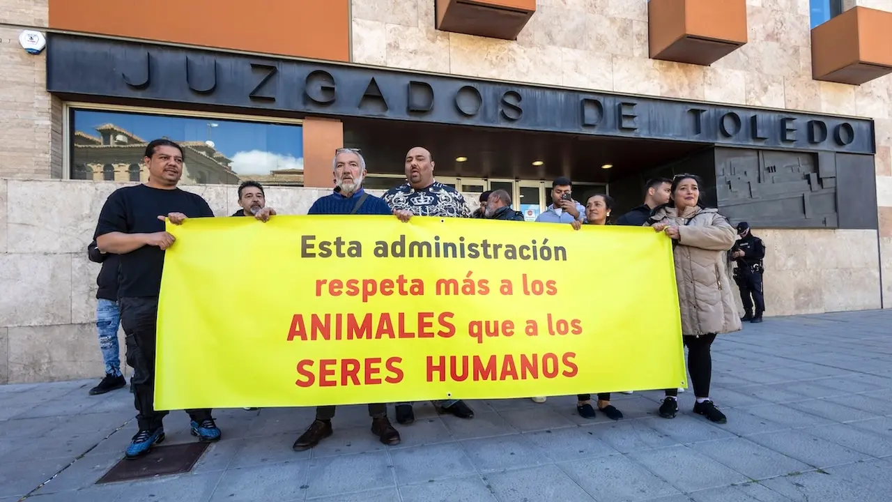 Familiares y amigos de los dos menores que aparecieron muertos en el Ecoparque de Toledo, en diciembre de 2022, se han concentrado a las puertas de los juzgados de Toledo para pedir que no se cierre el caso, ya que entienden que su muerte no fue accidental sino que fue un asesinato - EFE/ Ángeles Visdómine