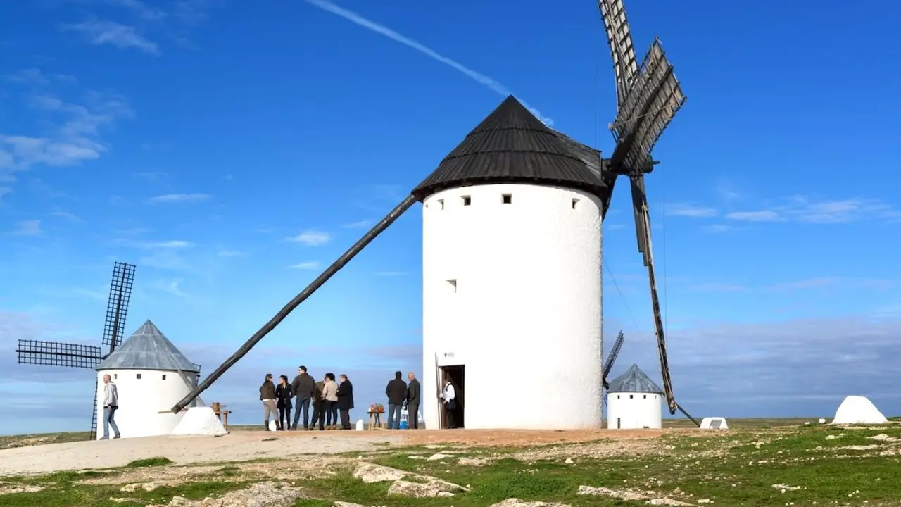 Castilla-La Mancha suma en marzo 145.786 pernoctaciones extrahoteleras. En la imagen de archivo turistas visitan los Molinos de Viento