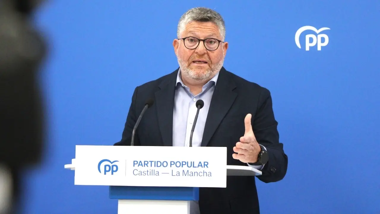 El diputado del PP en las Cortes de Castilla-La Mancha, Nacho Redondo, durante la rueda de prensa que ha ofrecido en la sede de los 'populares' en Toledo