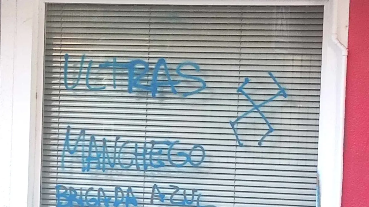 Las sedes del PSOE e Izquierda Unida de Ciudad Real amanecen con pintadas nazis