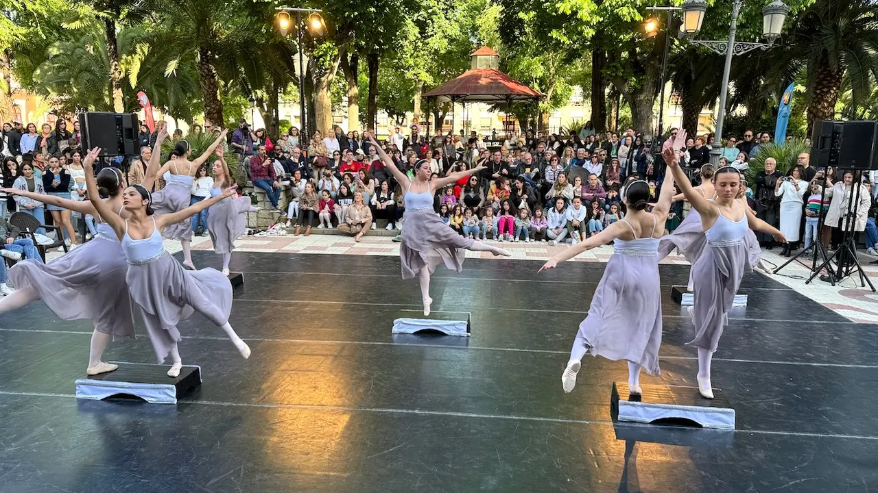Los colectivos locales de Ciudad Real llenan con su "pasión y amor a la danza" los Jardines del Prado