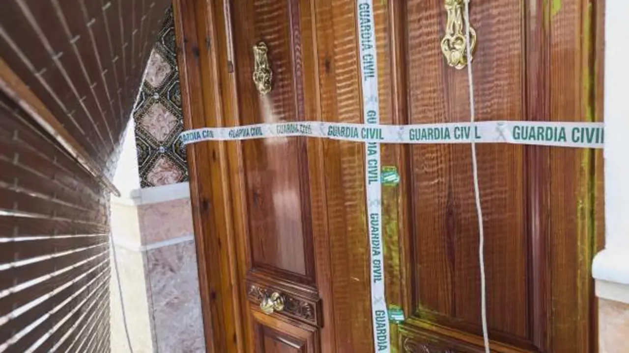 Dos hombres asesinan a una mujer en su casa: investigan si la han matado drogados