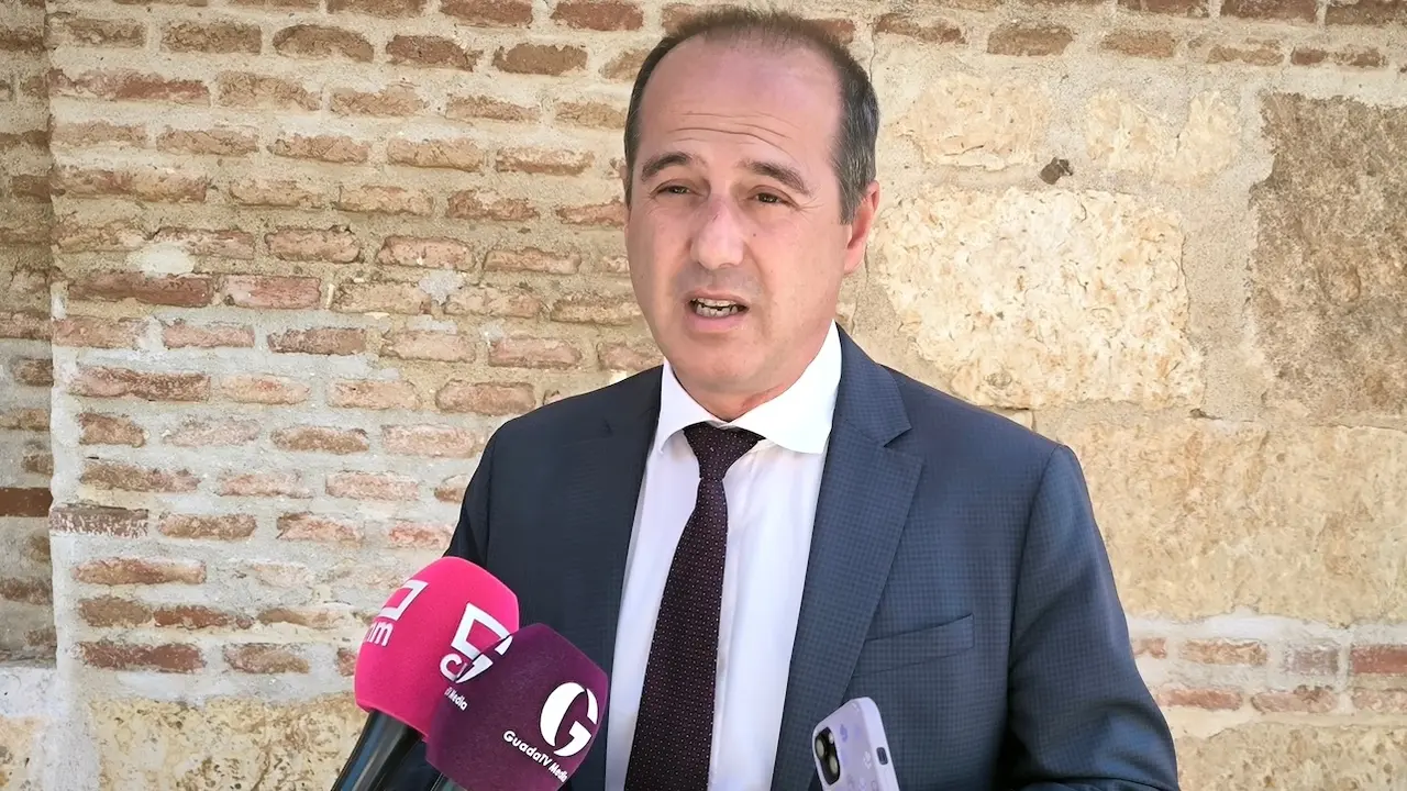 El diputado nacional del PSOE por Guadalajara, Alberto Rojo, atendiendo a los medios de comunicación este sábado en Cabanillas del Campo (Guadalajara)