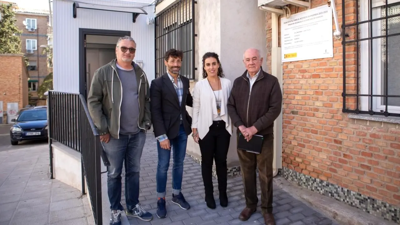 La directora general de Vivienda del Gobierno de Castilla-La Mancha, Inés Sandoval, visita un bloque de viviendas en el barrio toledano de Santa Bárbara