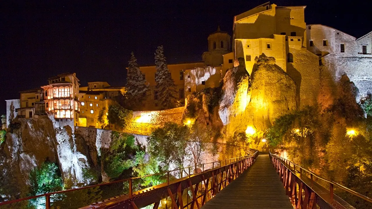 En la imagen de archivo el Casco Histórico de la ciudad de Cuenca con sus emblemáticas Casas Colgadas - Fotografía: tempuscuenca.es