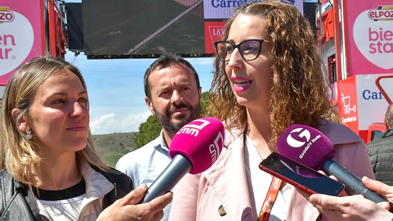 La consejera de Igualdad de Castilla-La Mancha, Sara Simón, atendiendo a los medios este sábado en Sigüenza (Guadalajara)