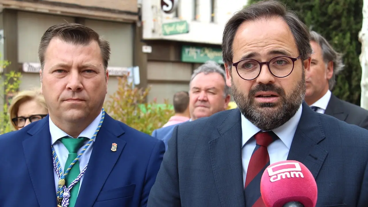 El presidente del PP de Castilla-La Mancha, Paco Núñez, atendiendo a los medios de comunicación este domingo en Santa Olalla (Toledo)