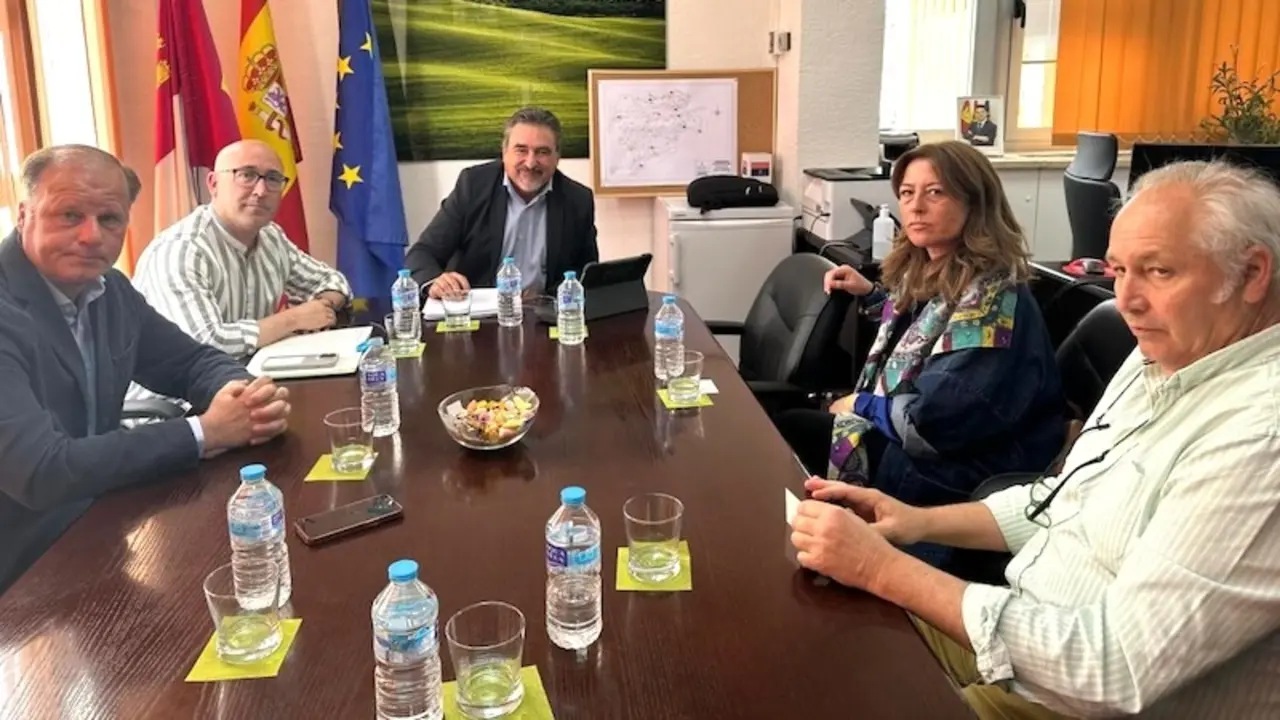 El director general de Ordenación Agropecuaria, Joaquín Cuadrado, ha mantenido un encuentro con la Asociación de Ganaderos de Toros Bravos de Albacete