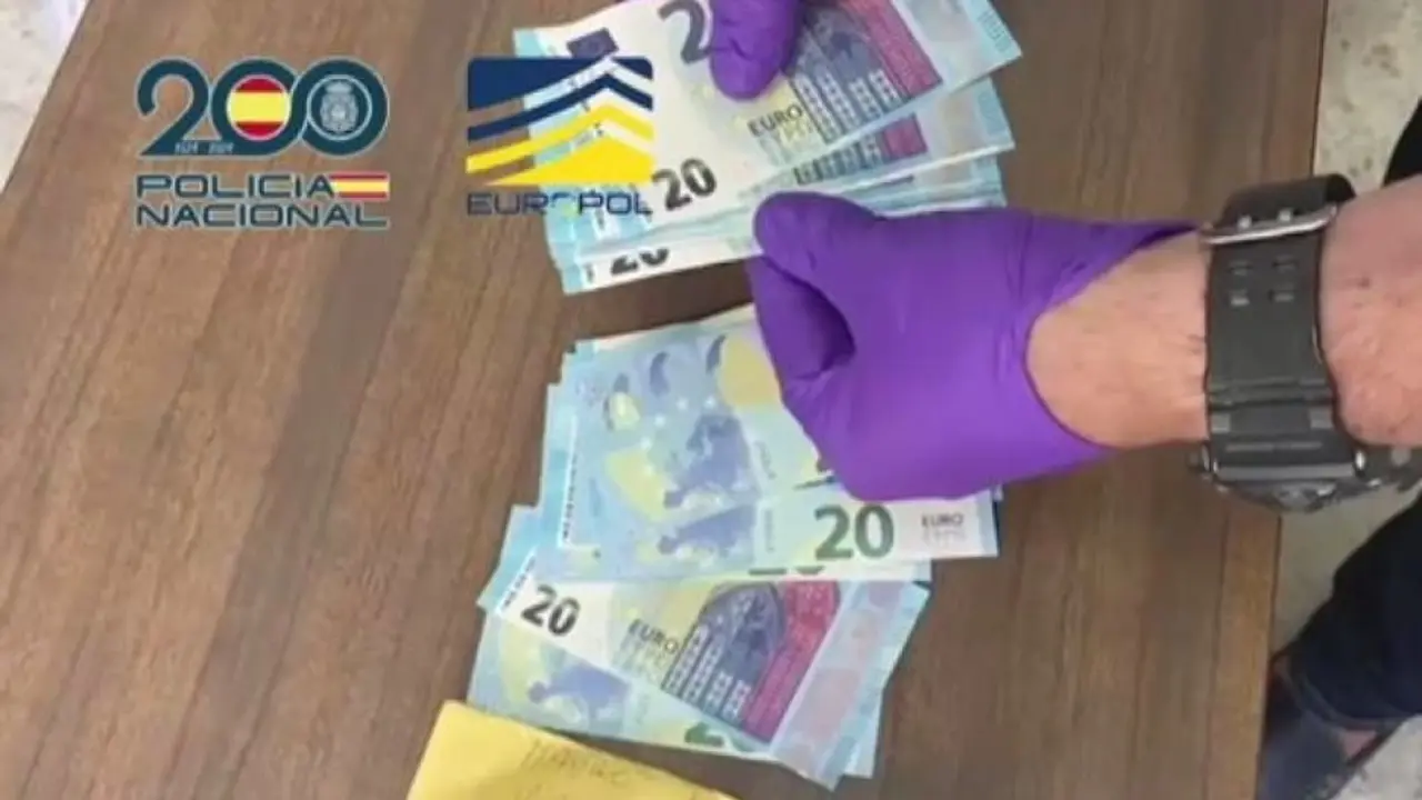 Doce detenidos por comprar en internet billetes falsos fabricados en Italia por la Camorra