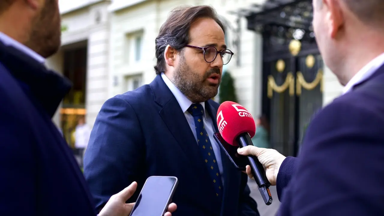 El presidente del PP de Castilla-La Mancha, Paco Núñez, atendiendo a los medios este lunes en Madrid antes de asistir a un desayuno informativo