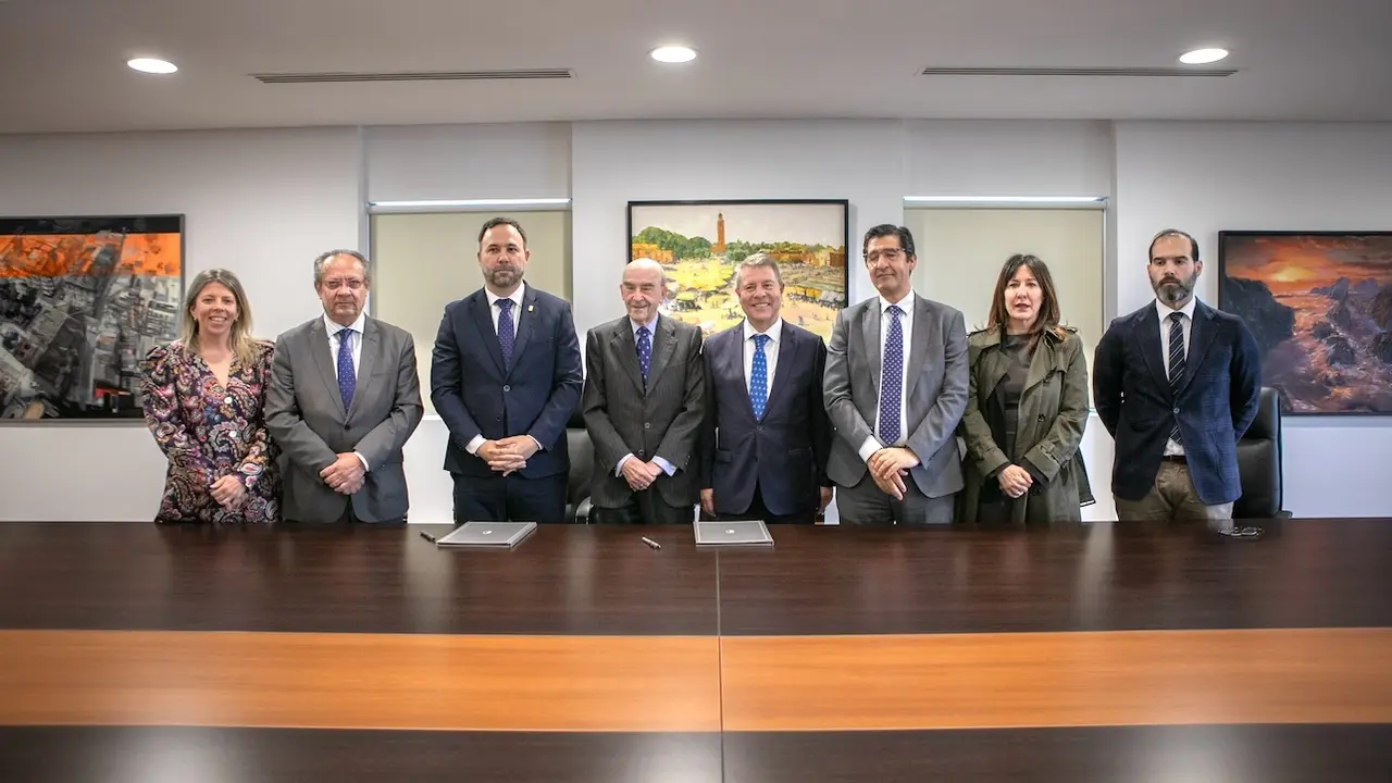 El presidente de Castilla-La Mancha, Emiliano García-Page, ha firmado un protocolo entre el Gobierno autonómico y el Ayuntamiento de Tomelloso (Ciudad Real), en la Cooperativa Virgen de las Viñas