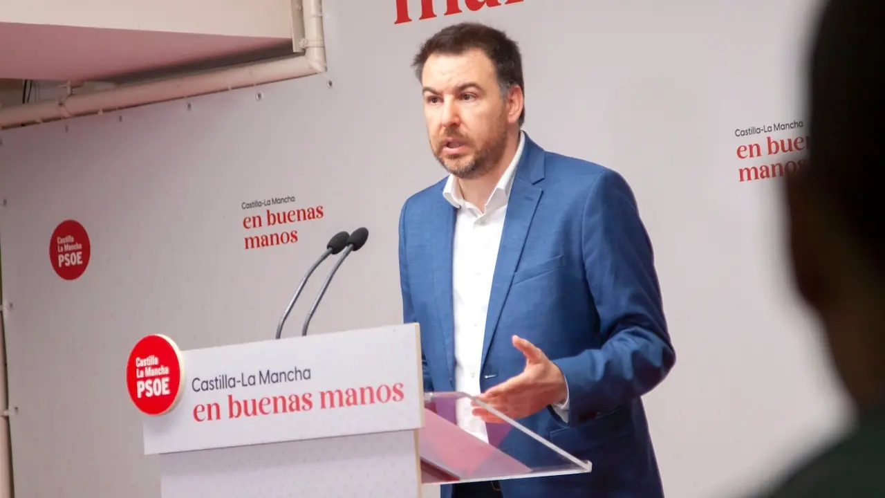 El portavoz de Empleo y Agricultura del PSOE en las Cortes de Castilla-La Mancha, Antonio Sánchez Requena, durante la rueda de prensa que ha ofrecido en la sede de los socialistas en Toledo