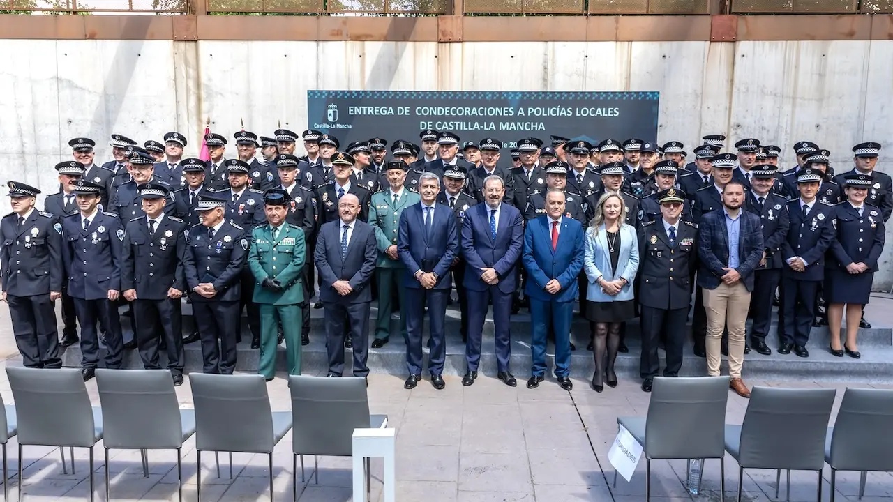 El viceconsejero de Administración Local y Coordinación Administrativa, Eusebio Robles, junto al director general de Protección Ciudadana, Emilio Puig, han entregado las medallas al mérito y a la permanencia a los policías locales de Castilla-La Mancha