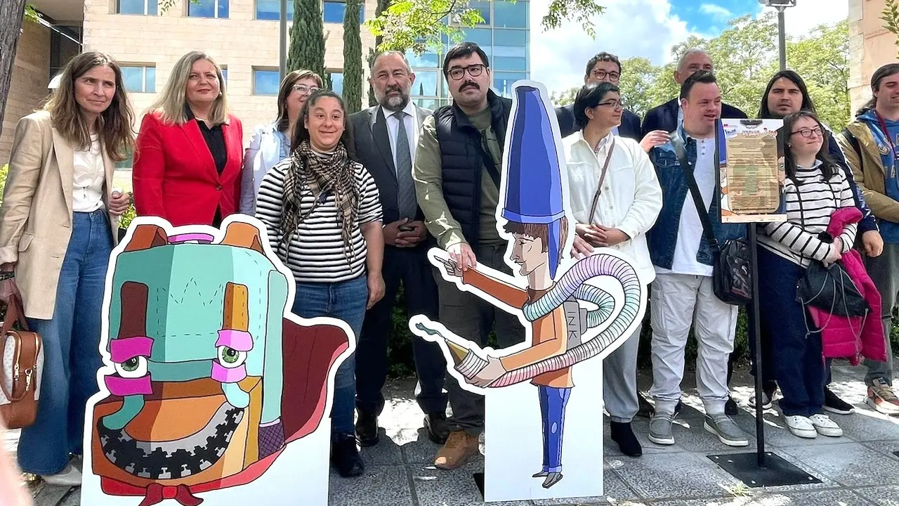 El paseo del Rectorado de la UCLM se llena de súper héroes para reivindicar la aportación de las personas con discapacidad
