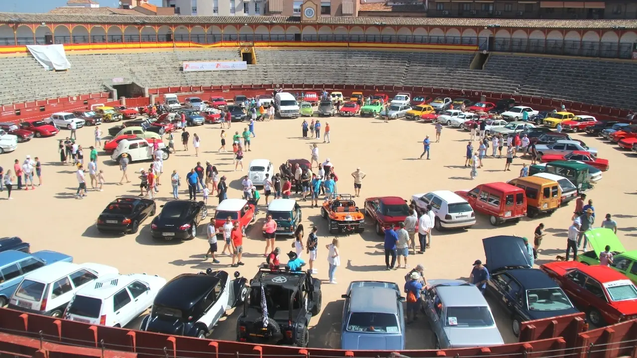 Unos 150 vehículos antiguos en la plaza de toros de Toledo a beneficio de Apanas - Fotografía: A.Alba