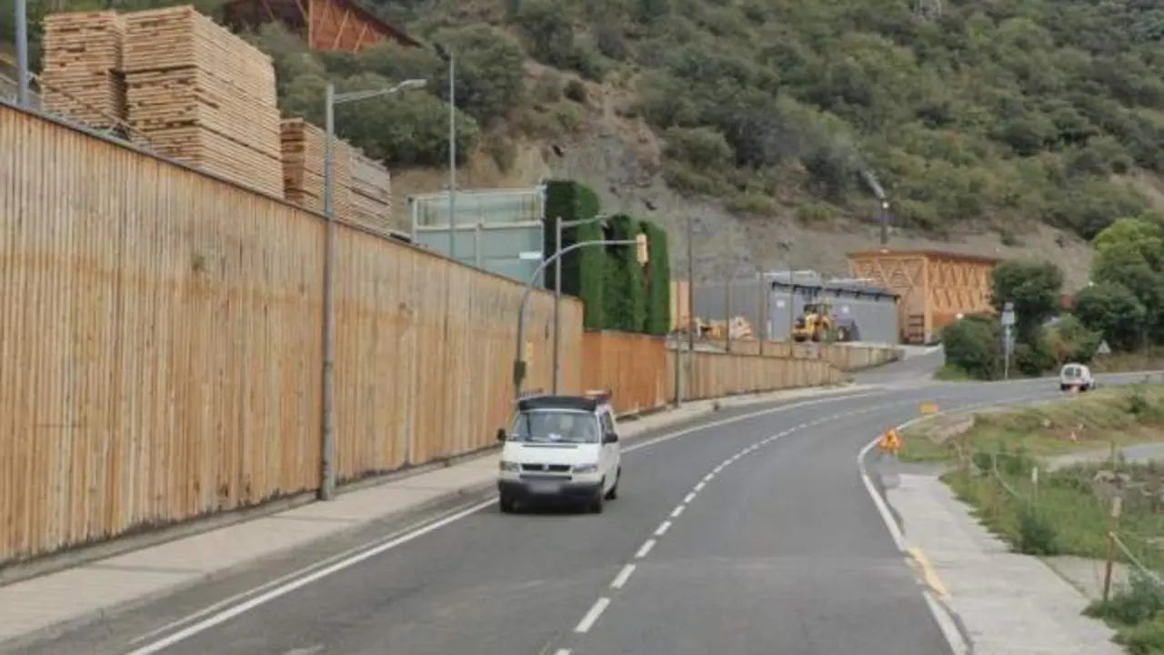 Muere un hombre golpeado por un tronco caído mientras lo metían en una procesadora