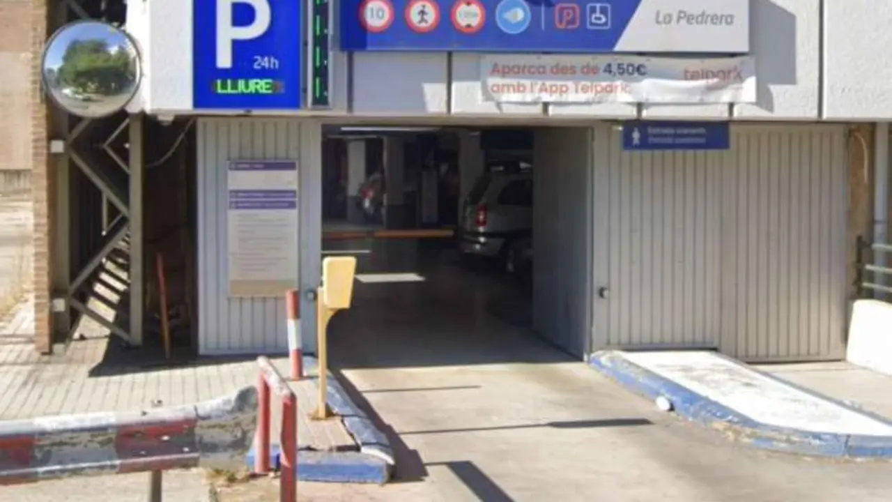 Entre la vida y la muerte al ser arrollada accidentalmente por su amiga en un parking