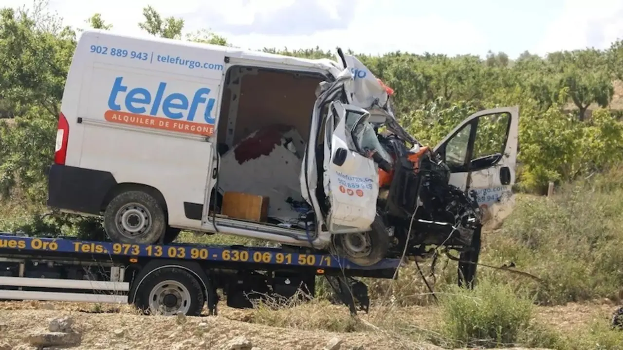 Dos muertos y un herido tras colisionar un camión y una furgoneta en carretera