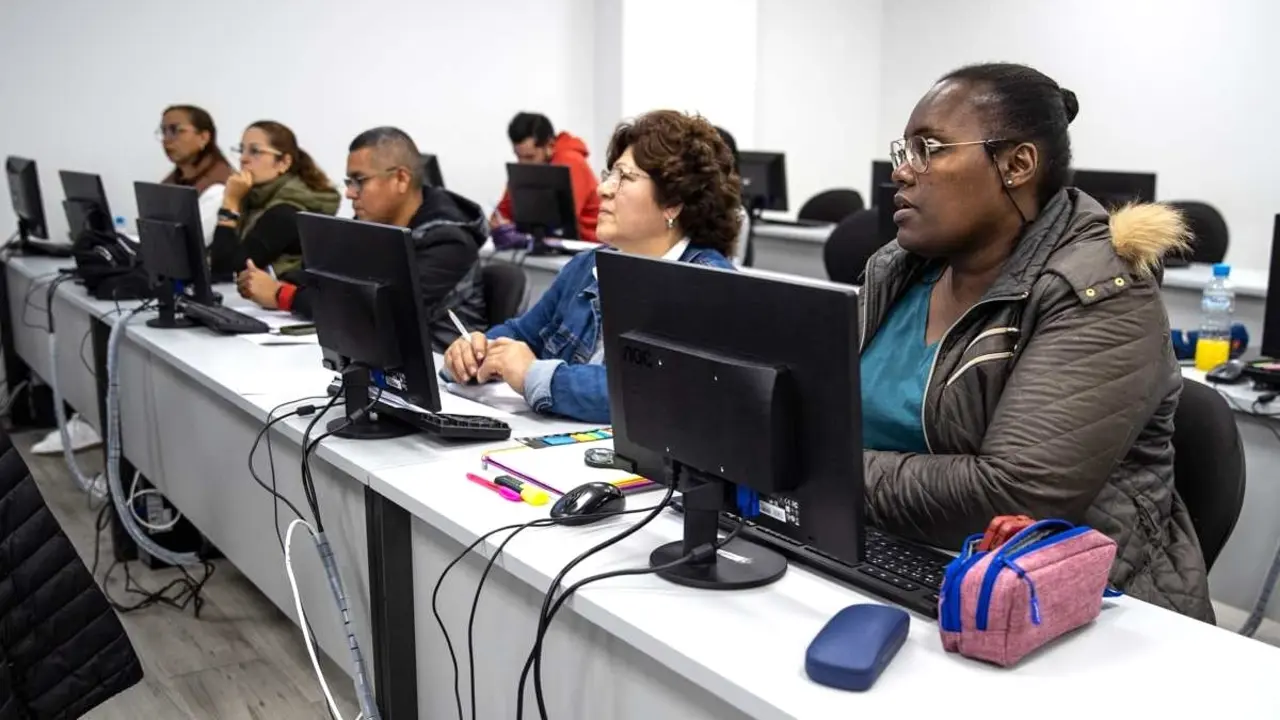 Varias personas asisten a un curso de orientación laboral en el que participa Cruz Roja en Toledo - EFE/Ismael Herrero