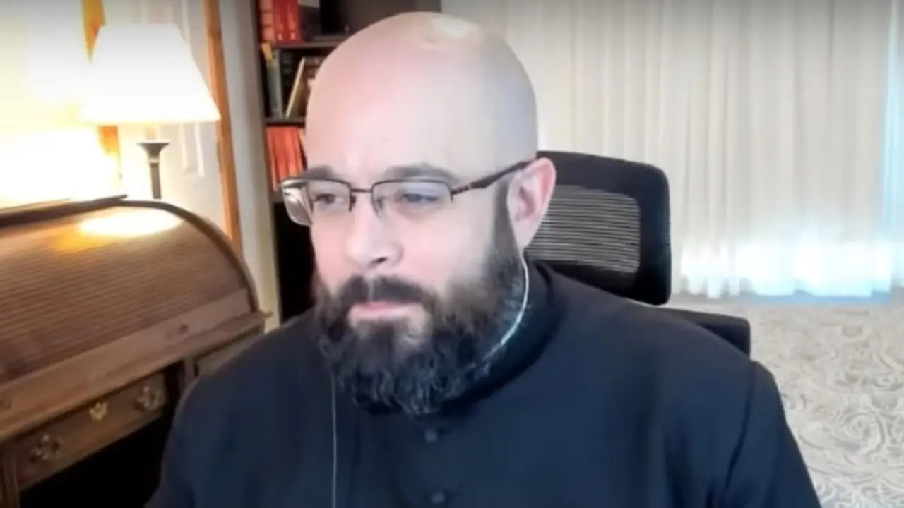 El cura Francisco J. Delgado participando en una de las tertulias en Youtube