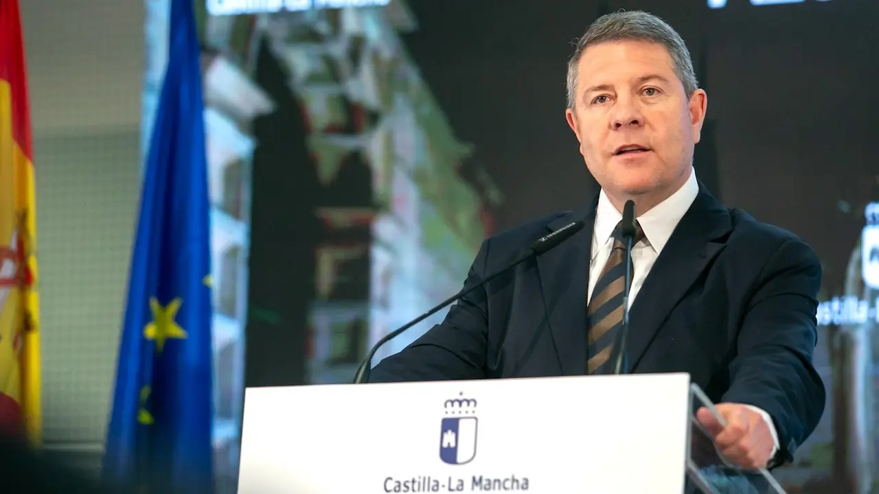 El presidente de Castilla-La Mancha, Emiliano García-Page, en rueda de prensa en Azuqueca de Henares (Guadalajara) donde ha presidido un nuevo Consejo de Gobierno itinerante