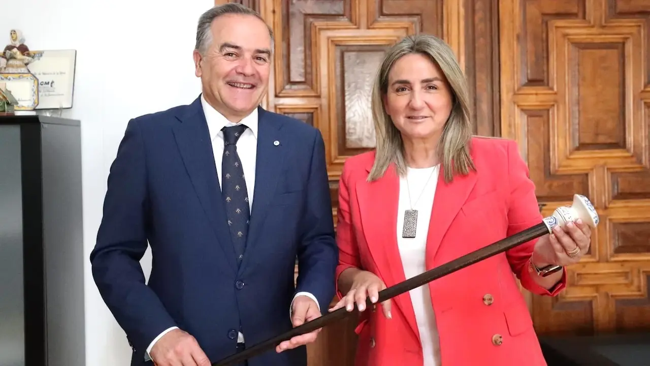 La delegada del Gobierno en Castilla-La Mancha, Milagros Tolón, junto al alcalde de Talavera de la Reina (Toledo), José Julián Gregorio