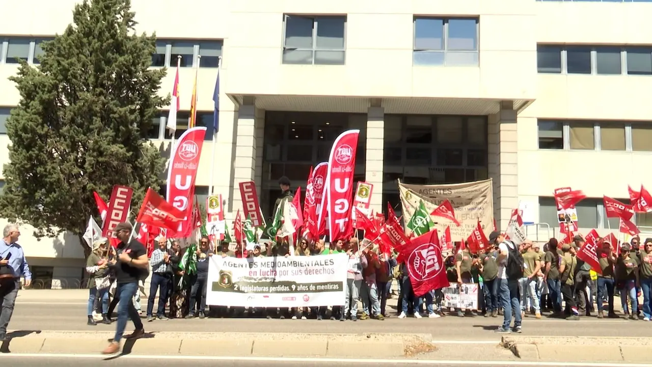 Unos 200 agentes medioambientales de Castilla-La Mancha se han manifestado este martes en Toledo&nbsp;para pedir a la Junta que negocie