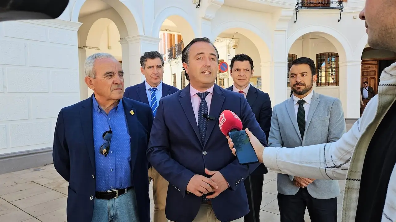 El presidente de Vox en las Cortes de Castilla-La Mancha, David Moreno, atendiendo a los medios de comunicación este martes en Manzanares (Ciudad Real)